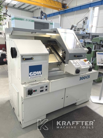 Mecanizado de precisión con Torno autoaprendizaje GDW 300 CS 90069 de segunda mano.